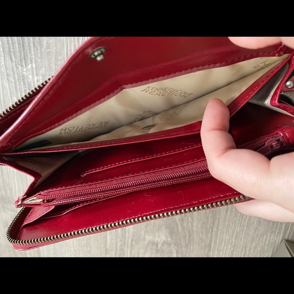 Kenneth Cole Reaction Wallet - Picture 4 of 5